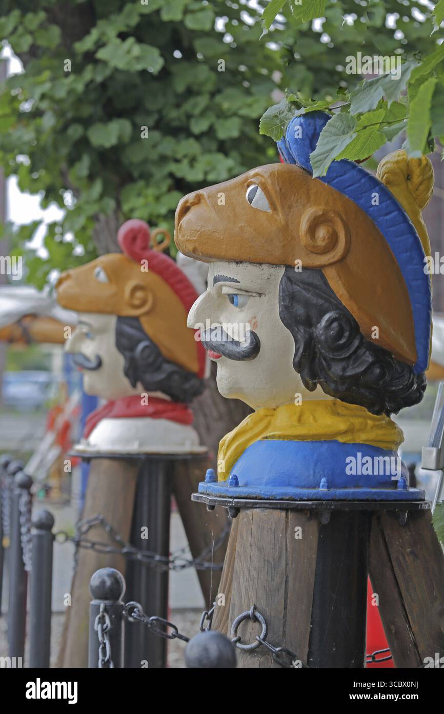 Têtes suédoises colorées comme monuments, tête historique en bois avec visage et quatre yeux, maison suédoise de tête dans l'arbre, Old Harbour, Wismar, Mecklenburg-Wester Banque D'Images