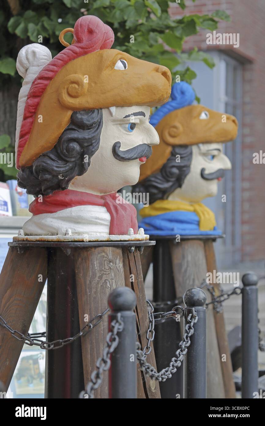 Têtes suédoises colorées comme monuments, tête historique en bois avec visage et quatre yeux, maison suédoise de tête dans l'arbre, Old Harbour, Wismar, Mecklenburg-Wester Banque D'Images