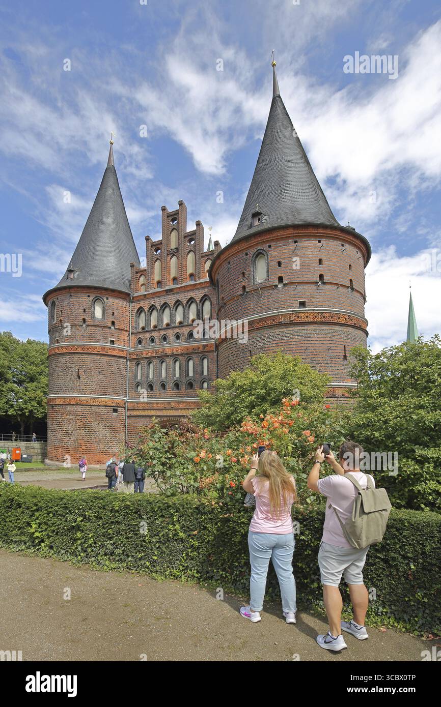Historique Holsten Gate et les touristes prenant des photos, Brick gothique, Brick Building, City Gate, Landmark, Holsten Gate Square, vieille ville, Luebeck, Schleswig Banque D'Images