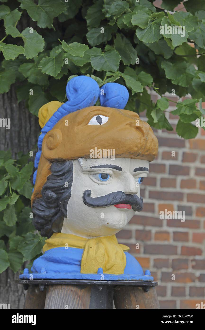 Tête suédoise colorée comme point de repère, tête historique en bois avec visage et quatre yeux, maison dans les arbres, vieux port, Wismar, Mecklembourg-Poméranie occidentale, GE Banque D'Images