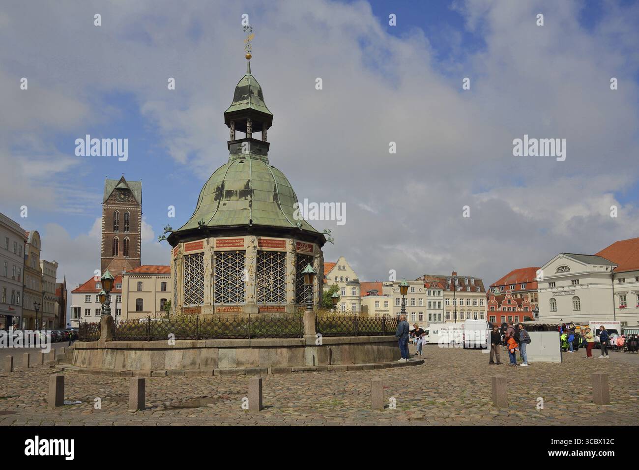 Art aquatique Renaissance avec dôme et tour de l'église Sainte-Marie, point de repère, place du marché, Wismar, Mecklembourg-Poméranie occidentale, Allemagne Banque D'Images