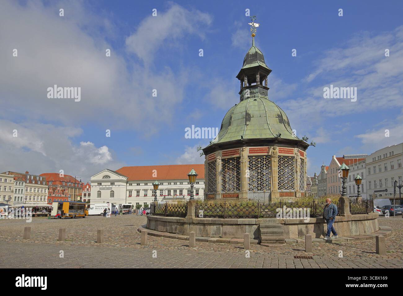 Art de l'eau Renaissance avec dôme et hôtel de ville classiciste, monument, place du marché, Wismar, Mecklenburg-Pommern, Allemagne Banque D'Images
