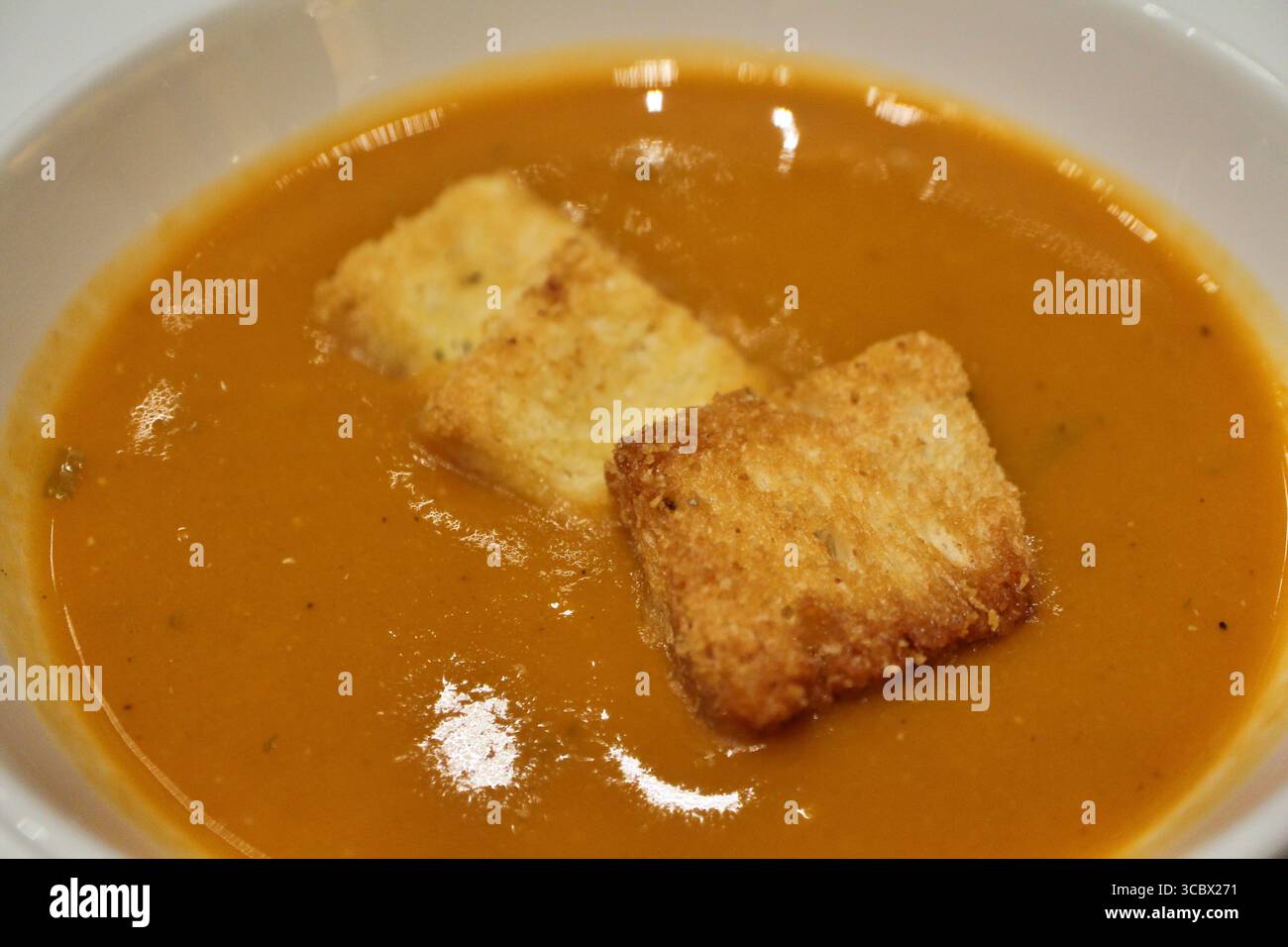 Cuisine marocaine : harira (soupe marocaine de légumes) avec des croûtons à Doha, Qatar Banque D'Images