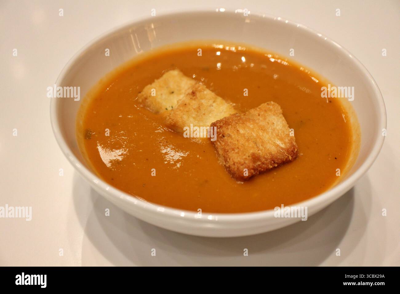 Cuisine marocaine : harira (soupe marocaine de légumes) avec des croûtons à Doha, Qatar Banque D'Images
