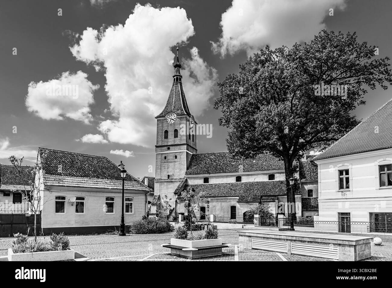 Rasnov, comté de Brasov, Transylvanie, Roumanie : place principale et église évangélique Saint Matthias. Banque D'Images