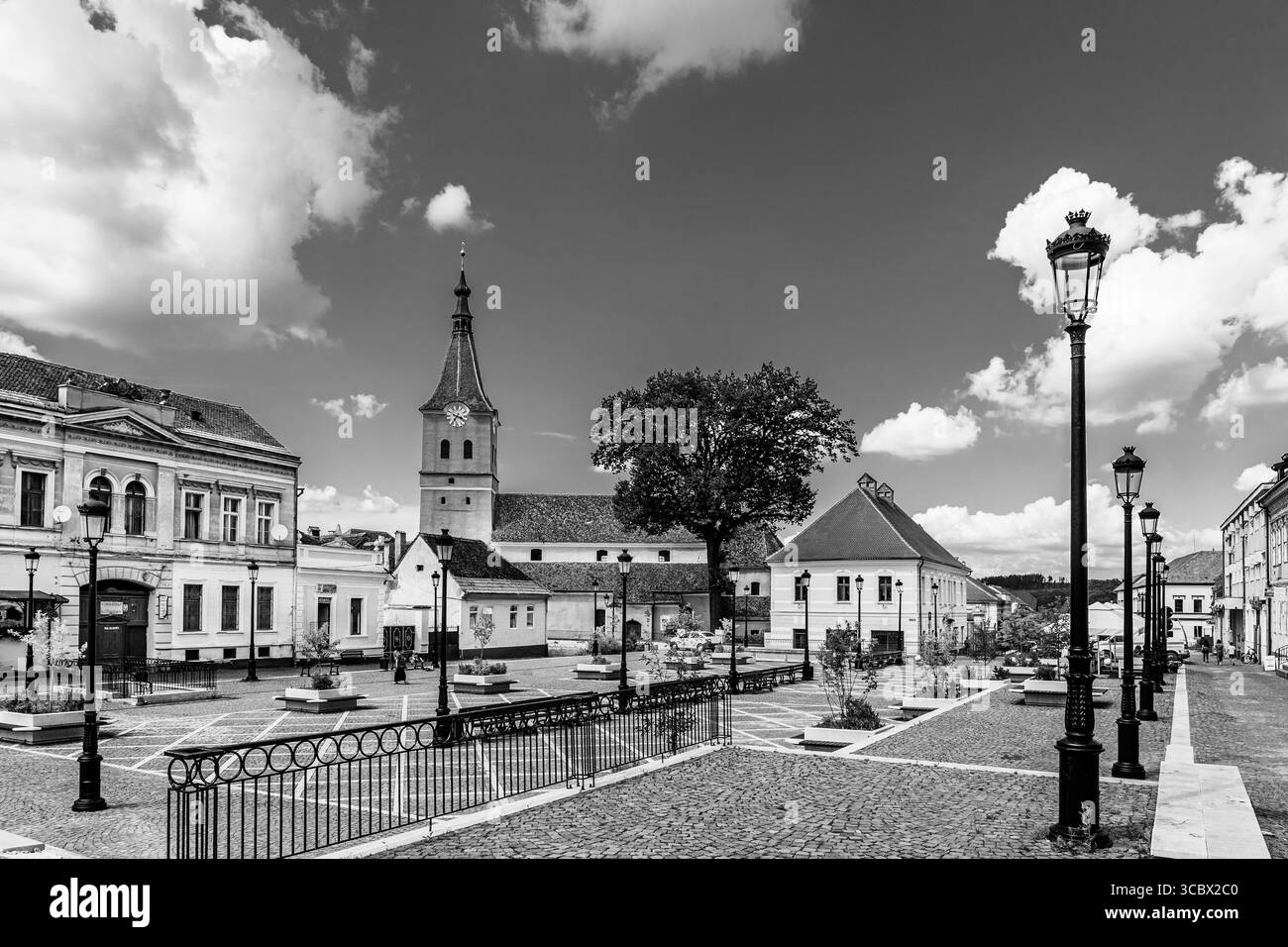 Rasnov, comté de Brasov, Transylvanie, Roumanie - juillet 2018 : place principale dans le vieux centre-ville de Rasnov Banque D'Images