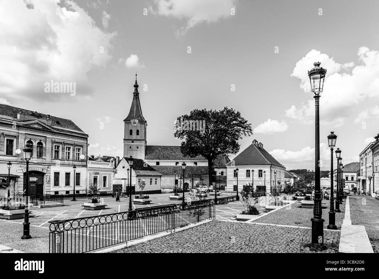Rasnov, comté de Brasov, Transylvanie, Roumanie - juillet 2018 : place principale dans le vieux centre-ville de Rasnov Banque D'Images