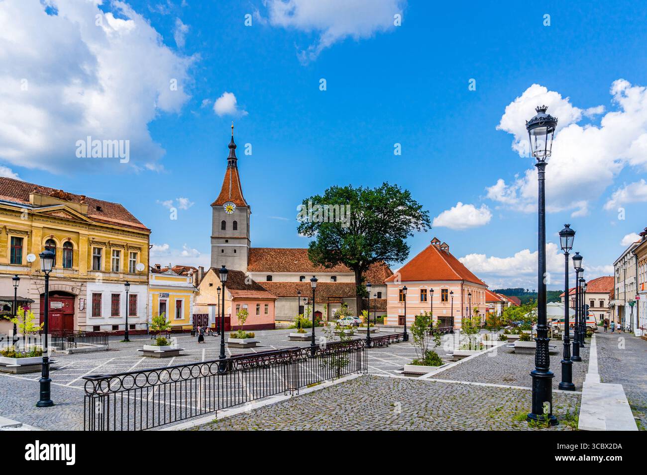 Rasnov, comté de Brasov, Transylvanie, Roumanie - juillet 2018 : place principale dans le vieux centre-ville de Rasnov Banque D'Images