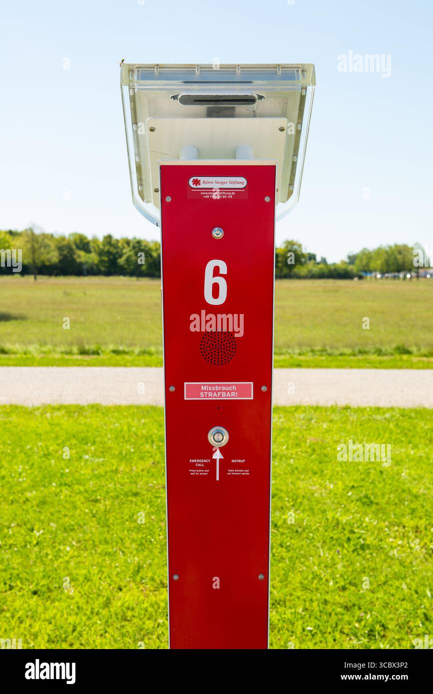 Boîte d'appel d'urgence debout dans un parc à Munich, Allemagne Banque D'Images