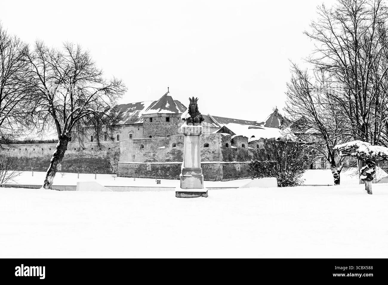 Citadelle de Fagaras et la statue de Dame Stanca à Fagaras, Transylvanie, comté de Brasov, Roumanie ; forteresse médiévale couverte en noir et blanc Banque D'Images