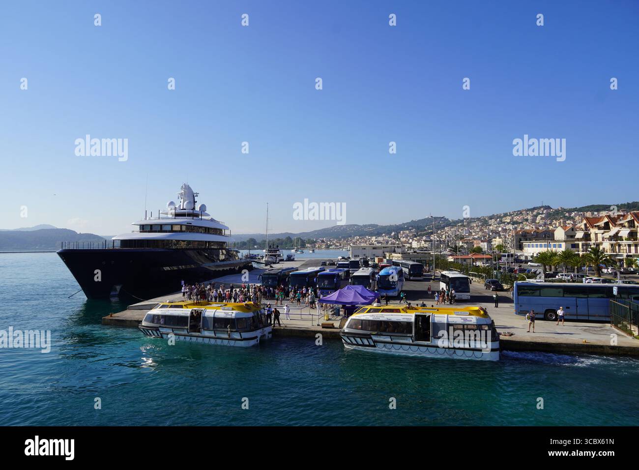 23 juillet 2025, Argostoli, Céphalonie, Grèce. Vue sur le port animé de la ville le matin Banque D'Images