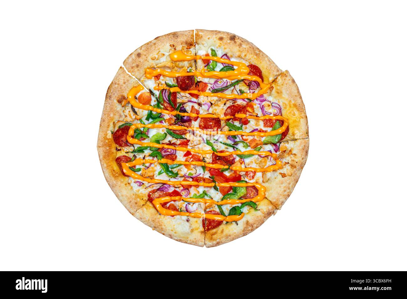 Pizza mexicaine savoureuse fraîche isolée sur fond blanc. Pizza au poulet, saucisses épicées au chorizo, sauce burger, poivrons, oignon rouge, tomates, m Banque D'Images