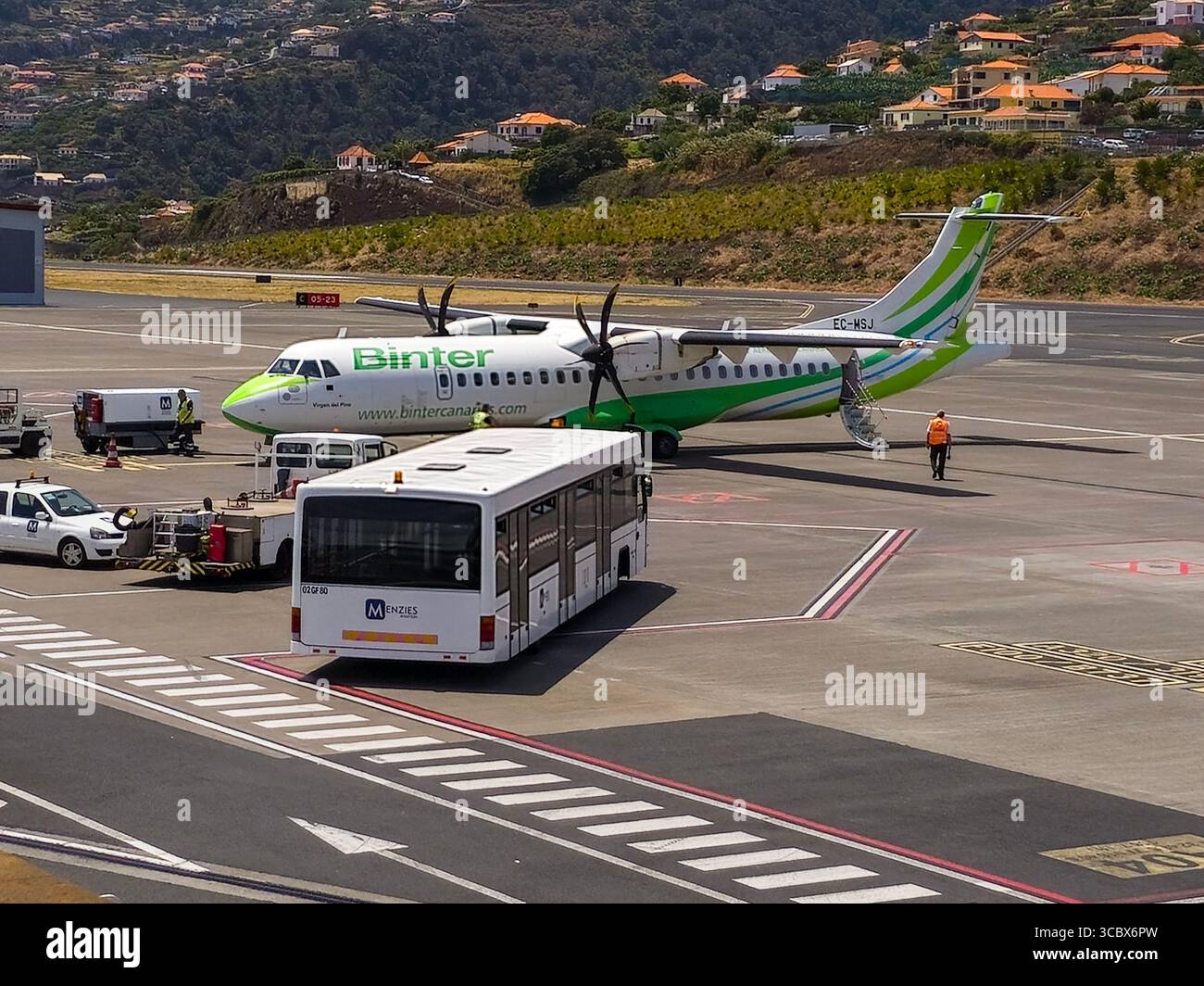 Binter Canarias ATR 72-600 sur tarmac à l'aéroport de Madère, turbopropulseur régional prêt pour le départ. Banque D'Images