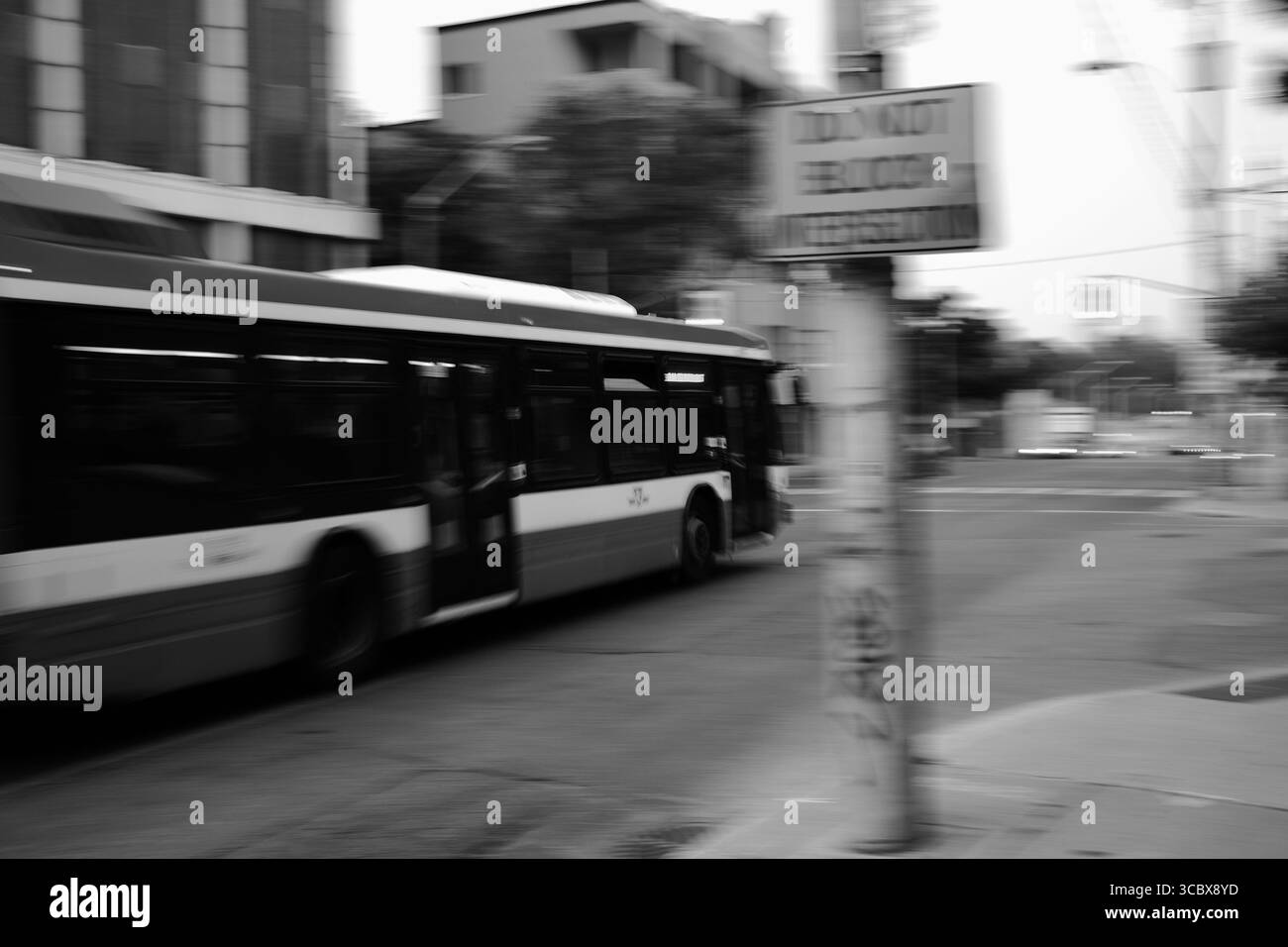Photographie de rue, voitures dans une vitesse d'obturation plus faible dans une rue de ville. Banque D'Images