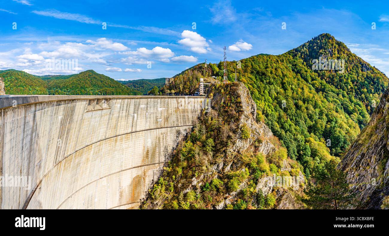 Barrage de Vidraru construit pour créer un lac réservoir artificiel pour la production d'hydroélectricité dans les montagnes de Fagaras, les montagnes des Carpates, le comté d'Arges, WAL Banque D'Images