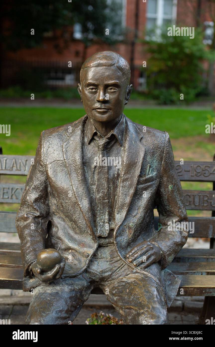 Vue du mémorial Alan Turing. Le mémorial Alan Turing, situé dans les jardins de Sackville à Manchester, le 5 août 2025, en Angleterre, est une sculpture in memo Banque D'Images