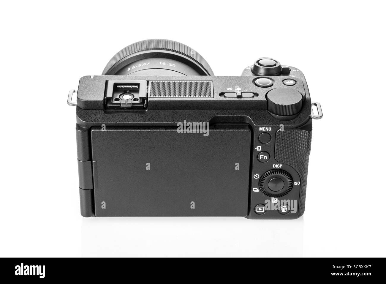 Moderne petite caméra photo numérique sans miroir et vidéo isolée sur fond blanc. Vue arrière. Banque D'Images