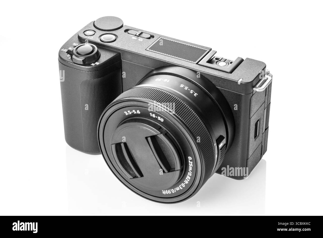 Moderne petite caméra photo numérique sans miroir et vidéo isolée sur fond blanc. Banque D'Images