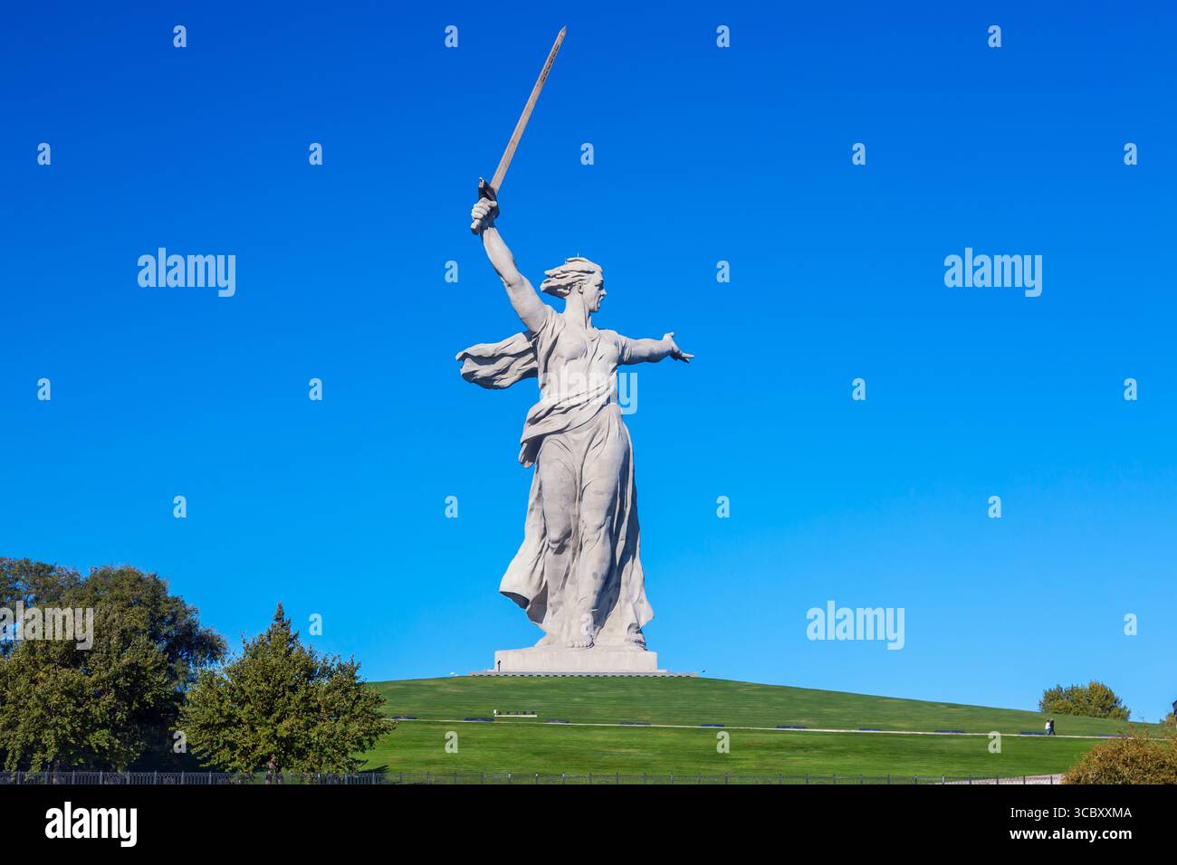 Russie, Volgograd - 10 octobre 2024 : vue de la sculpture la patrie appelle contre le ciel bleu à Mamayev Kurgan à Volgograd, Russie Banque D'Images Russie, Volgograd - 10 octobre 2024 : vue de la sculpture la patrie appelle contre le ciel bleu à Mamayev Kurgan à Volgograd, Russie Banque D'Images