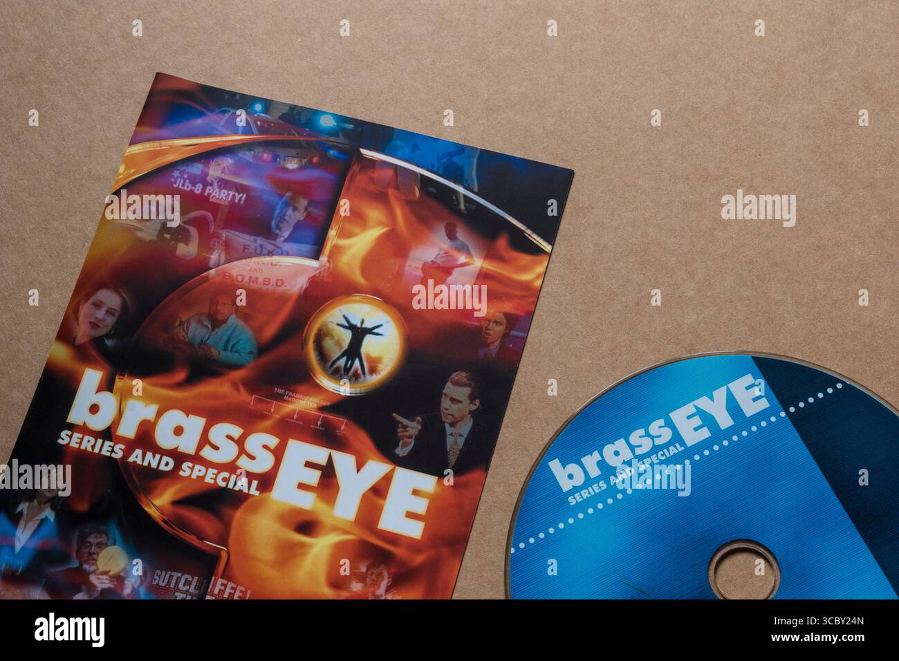 Brass Eye Series et pochette de couverture DVD spéciale avec disque, isolé sur fond vierge Banque D'Images