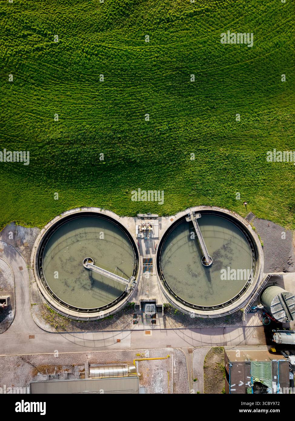 Vue aérienne directement au-dessus des réservoirs d'eaux usées filtrant l'eau sale dans l'eau potable à une usine de traitement de l'eau avec espace de copie Banque D'Images