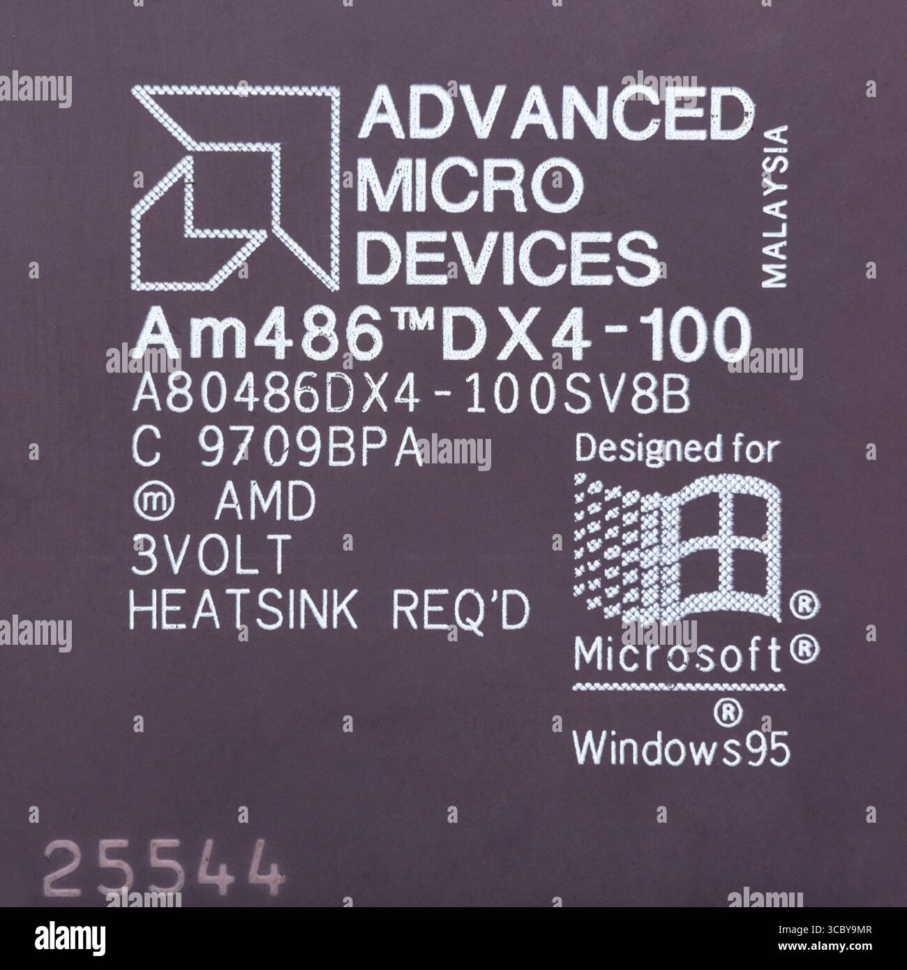 Moscou, Russie - 11 janvier 2025 : image rapprochée du processeur AMD 486 DX4-100 obsolète avec logotype conçu pour Windows 95 Banque D'Images