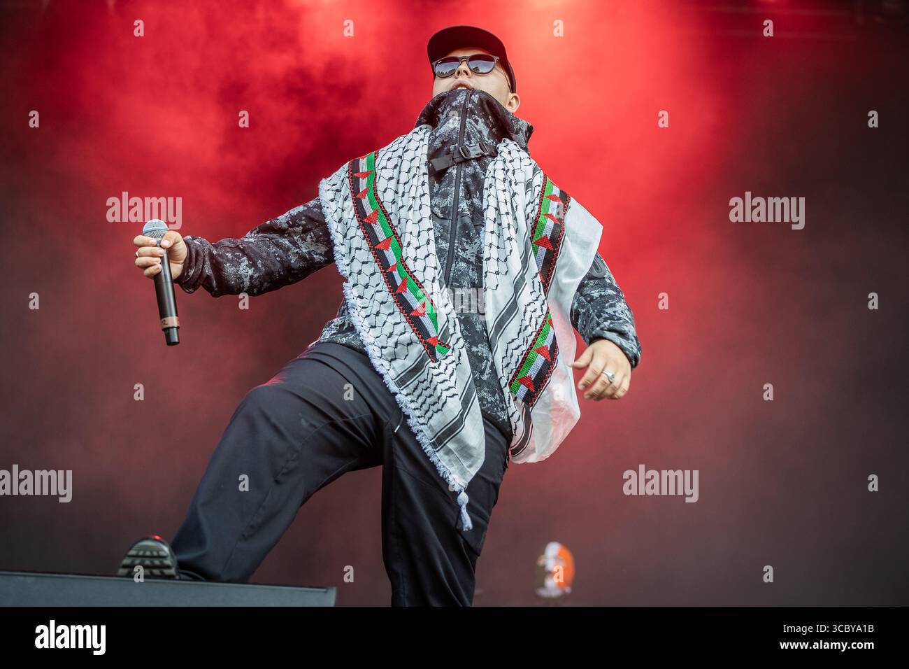 Mo Chara (Liam Óg Ó hAnnaidh) de Kneecap jouant en concert en août 2025 Banque D'Images