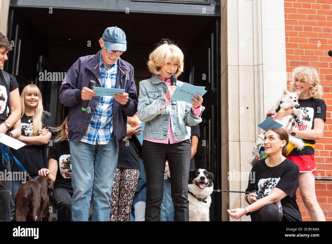 Londres 9 août 2025, Paul Nicholas et Helen Worth à West End Woofs, animés par Dame Elaine page et Bernadette Peters, St Paul's Church, Covent Garden - Lou Morris/Alamy Live News Banque D'Images