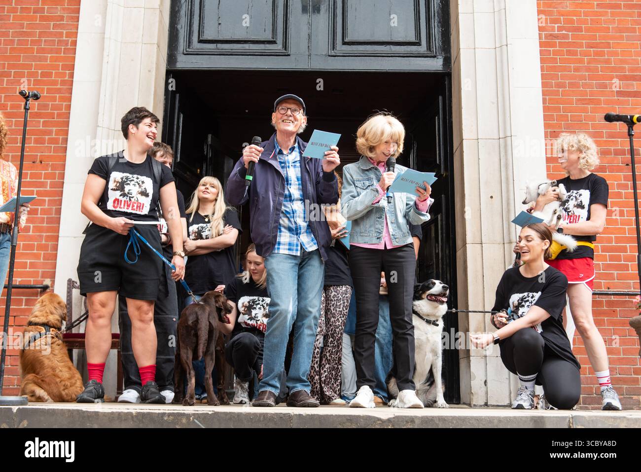Londres 9 août 2025, Paul Nicholas et Helen Worth à West End Woofs, animés par Dame Elaine page et Bernadette Peters, St Paul's Church, Covent Garden - Lou Morris/Alamy Live News Banque D'Images