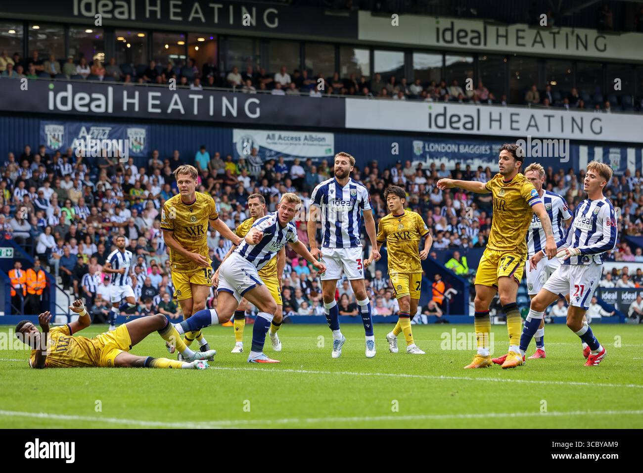 Isaac Price de la WBA (à droite) bute lors du match du Sky Bet Championship entre West Bromwich Albion et Blackburn Rovers aux Hawthorns, West Bromwich le samedi 9 août 2025. (Photo : Stuart Leggett | mi News) crédit : MI News & Sport /Alamy Live News Banque D'Images