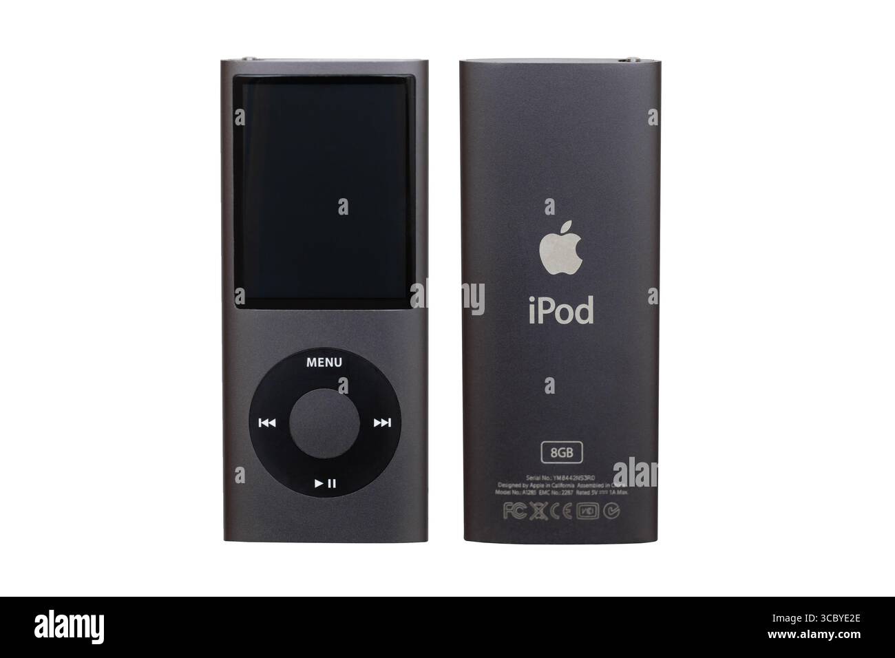 Moscou, Russie - 18 février 2024 : Apple iPod 8 Gb musique mp3 flash Player sur fond blanc. Banque D'Images