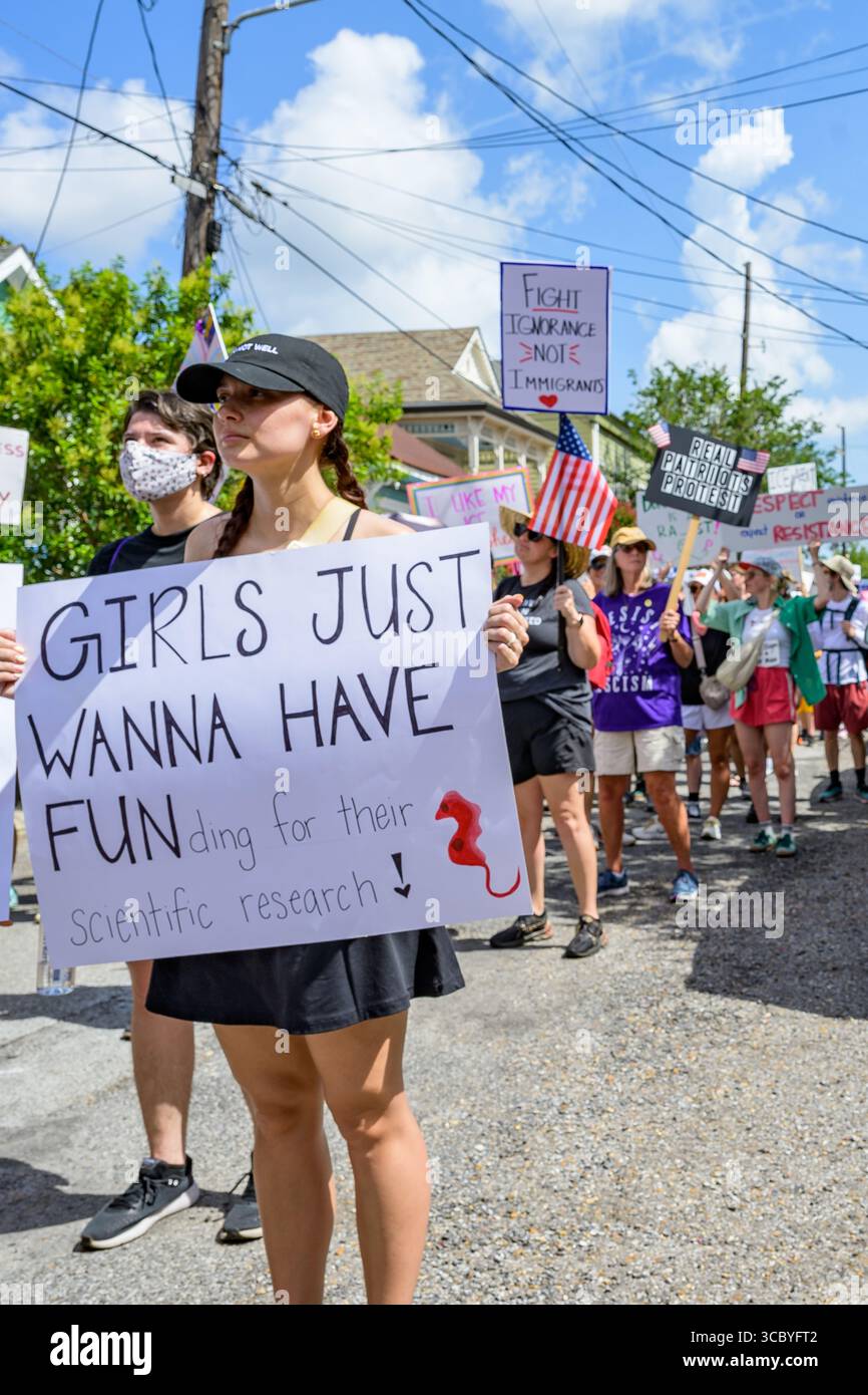 Nouvelle-Orléans, LOUISIANE, États-Unis - 14 juin 2025 : jeune femme avec des filles qui veulent juste avoir un financement signe à la marche anti Trump No Kings dans le quartier de Marigny à la Nouvelle-Orléans Banque D'Images