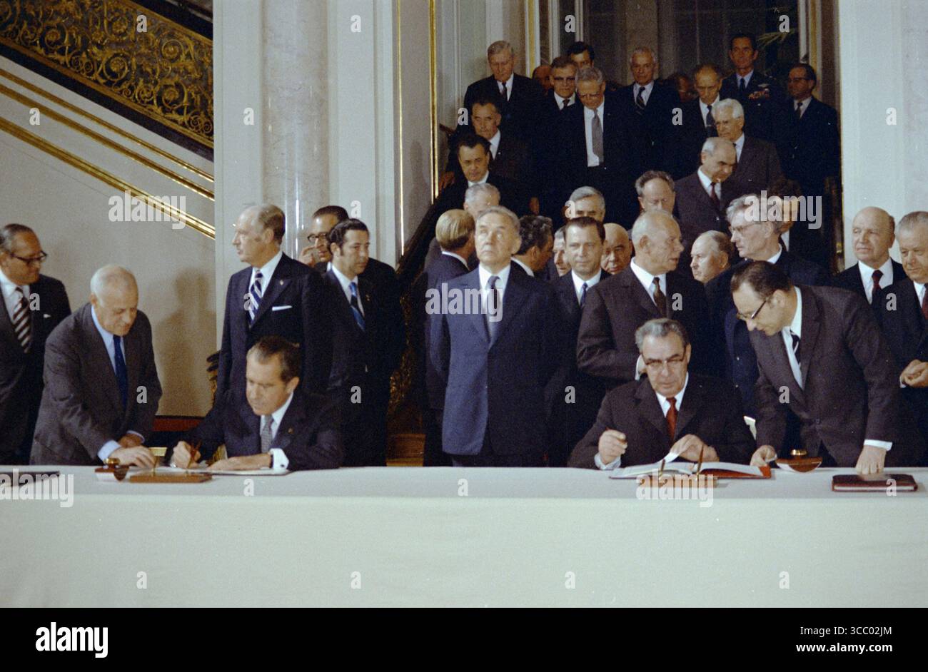 26 mai 1972. Le Président Nixon et le Secrétaire général Brejnev signent le Traité ABM (SALT 1) (limitation des systèmes antimissiles balistiques) et l'Accord intérimaire sur les armements stratégiques offensifs à Moscou. (Après deux ans et demi de négociations, la première série de SALT a pris fin le 26 mai 1972, lorsque le Président Nixon et le Secrétaire général Brejnev ont signé le Traité ABM et l'Accord intérimaire sur les armes stratégiques offensives.) Banque D'Images