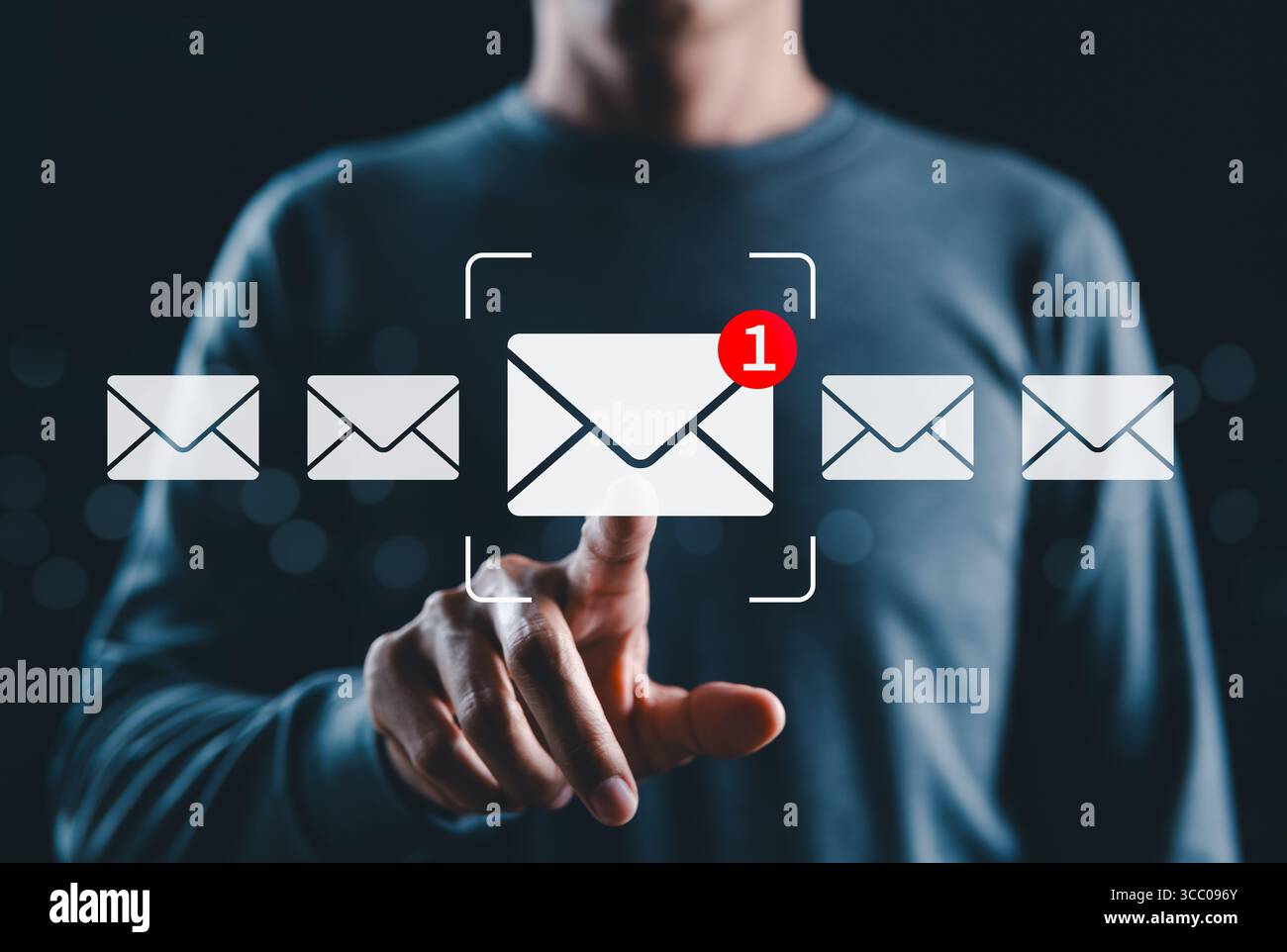 Nouveau concept d'interaction de notification par e-mail. Une personne interagissant avec une interface numérique flottante montrant un nouveau symbole de notification par e-mail, un concept Banque D'Images