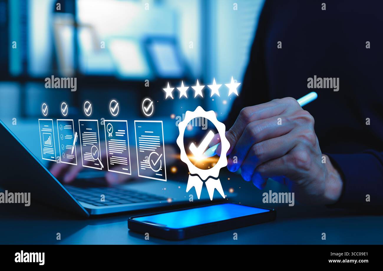 Assurance qualité et concept de conformité de certification. Homme d'affaires utilisant l'interface numérique montrant badge de certification, assurance qualité, normes Banque D'Images