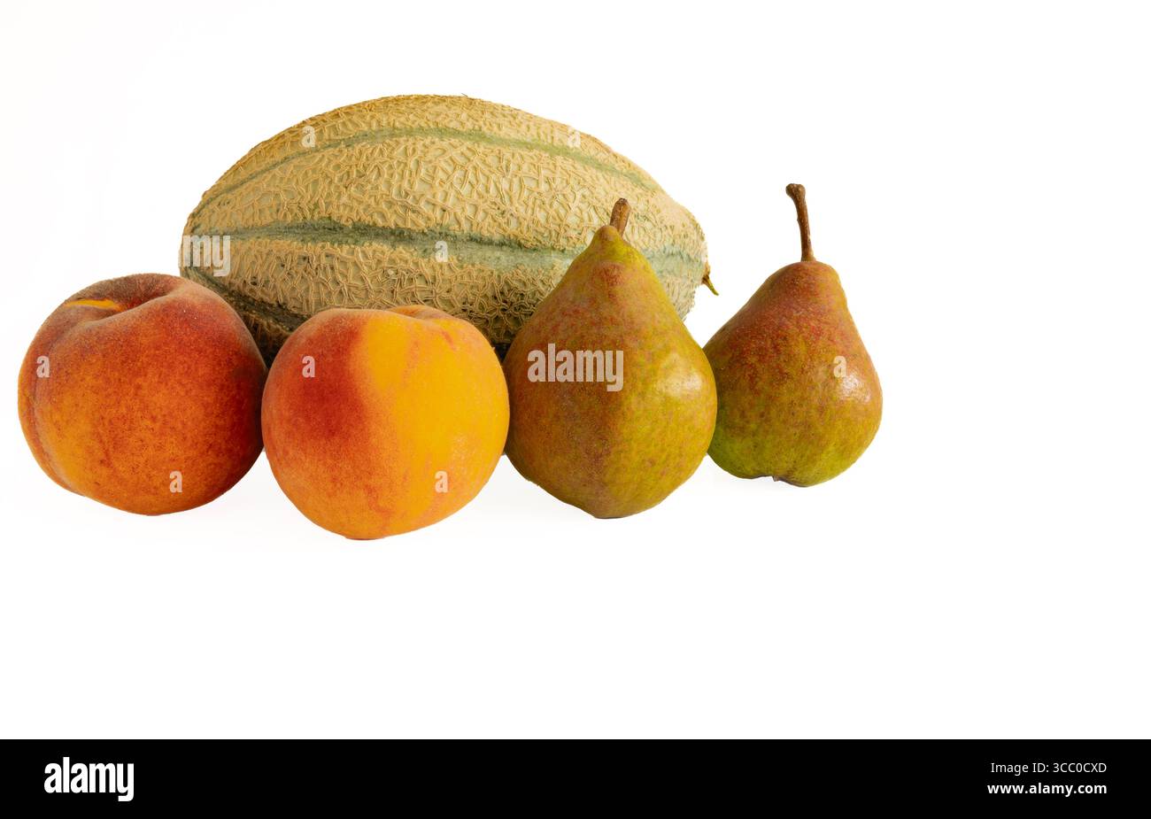 Fruits d'été, composition mixte, melon, poire, pêche. Studio tourné sur fond blanc, isolé. Banque D'Images