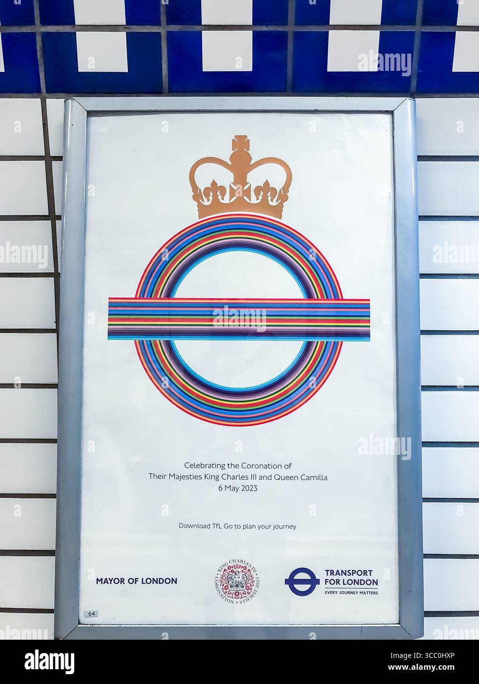 Affiche du couronnement du roi Charles III - Station de métro Leicester Square, Londres - Image de stock capturée avec un smartphone