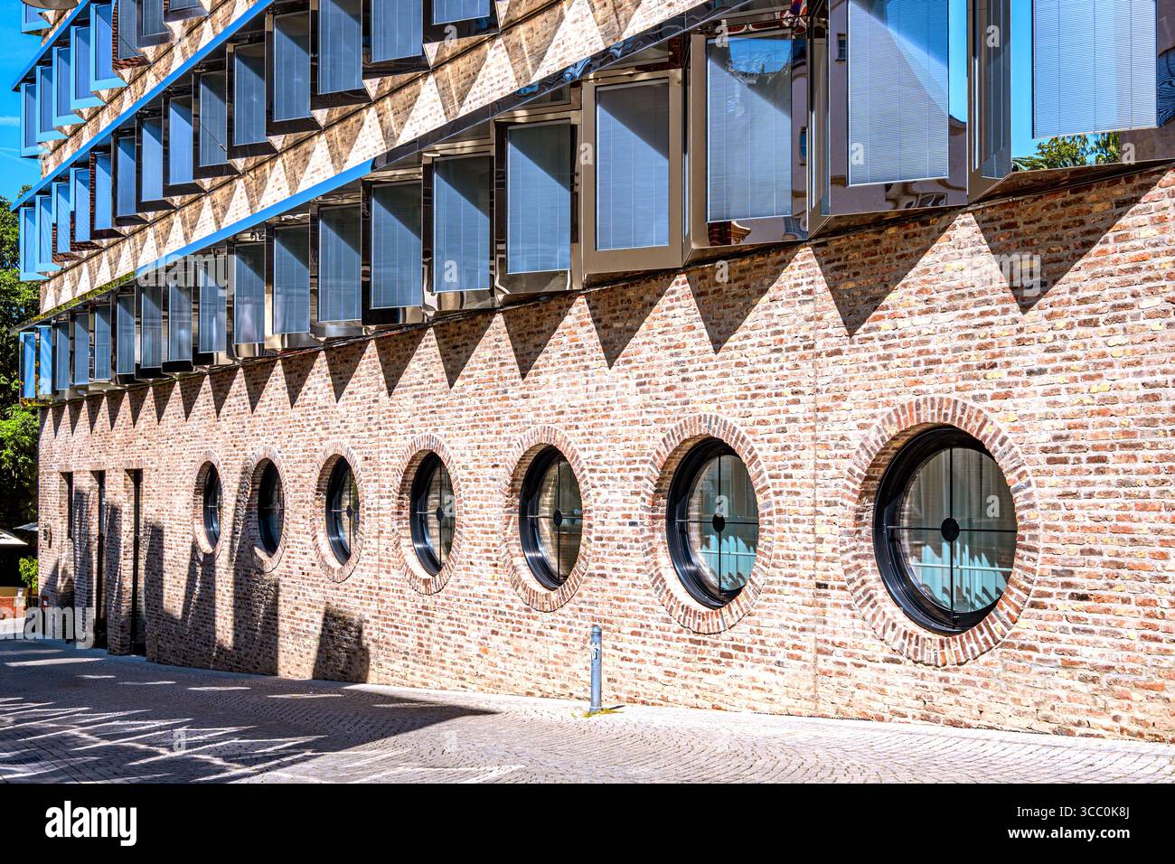 Bade-Wuerttemberg : façade de bâtiment avec fenêtres rondes à Ulm Banque D'Images