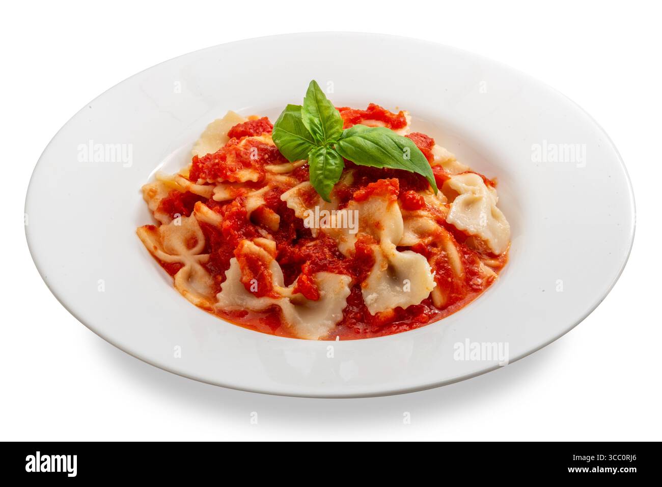 Pâtes macaroni noeud papillon avec sauce tomate, et feuilles de basilic frais, sur une assiette blanche isolée sur un blanc avec chemin de coupe inclus. Banque D'Images