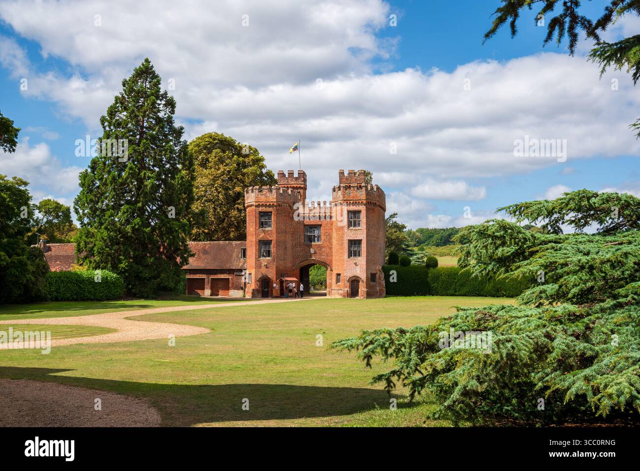 Kent, Angleterre, Royaume-Uni – 9 août 2025 : vue panoramique sur le château de Lullingstone de l'ère Tudor avec sa maison de garde historique et son jardin d'entrée par un été ensoleillé Banque D'Images