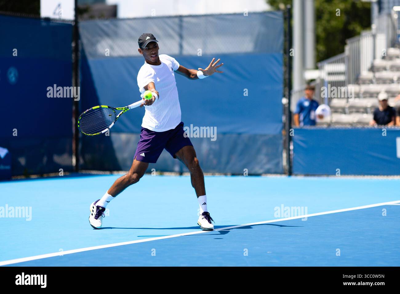 MASON, OHIO - 09 AOÛT : Félix Auger-Aliassime du Canada en action lors du troisième jour de l'Open de Cincinnati au Lindner Family Tennis Center le 09 août 2025 à Mason, Ohio. (Photo de Mauricio Paiz) Banque D'Images