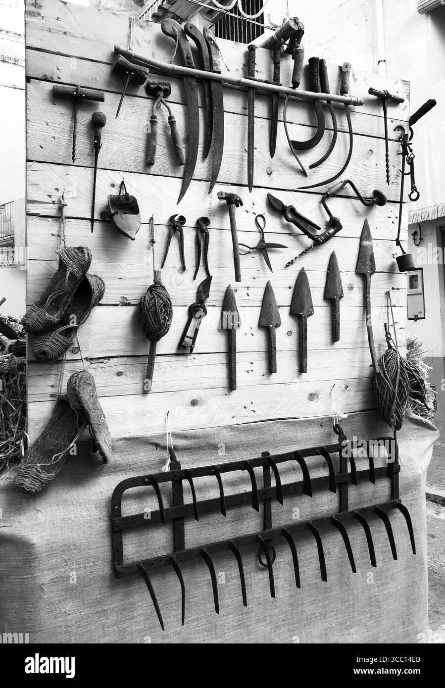 planche en bois avec des clous pour accrocher les outils, utilisé pour afficher les outils obsolètes qui ont été utilisés dans le passé Banque D'Images