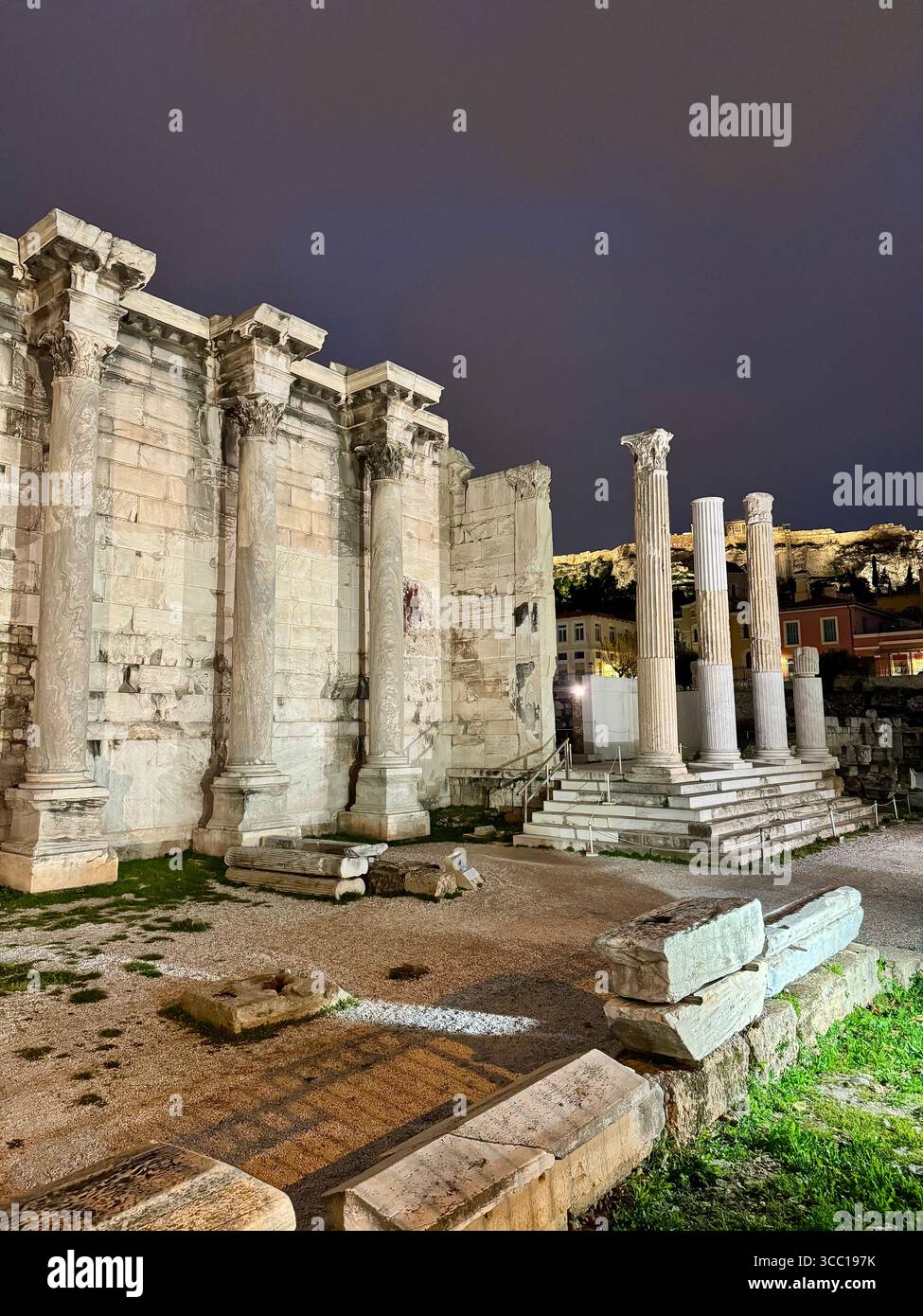 Ruines de la bibliothèque d’Hadrien illuminées la nuit à Athènes, Grèce. Banque D'Images