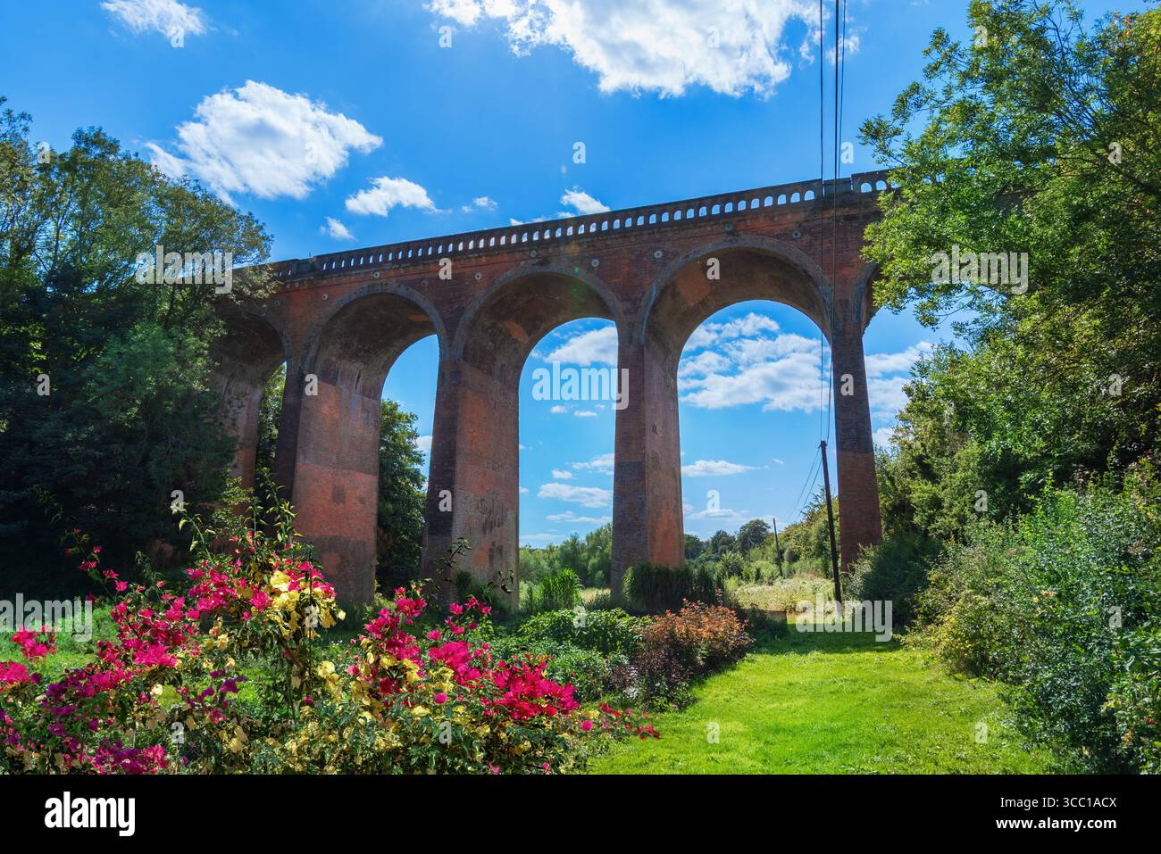 Aqueduc historique entouré de fleurs en fleurs et d'une végétation luxuriante lors d'une journée d'été ensoleillée dans le Kent près du célèbre château de Lullingstone Banque D'Images