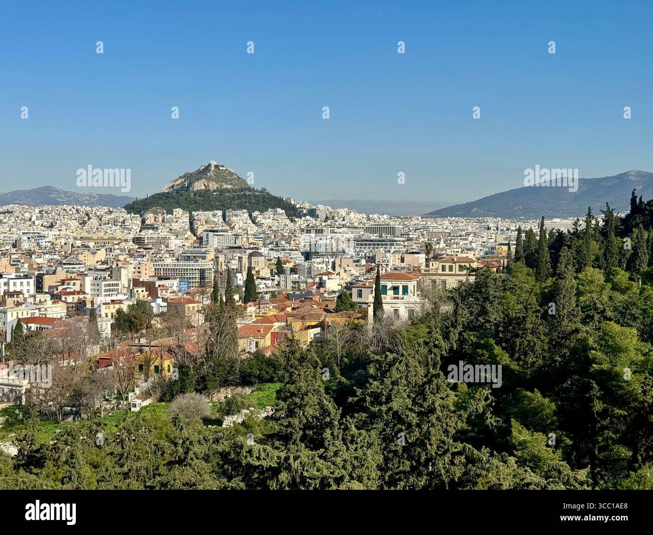 Vue panoramique de la ville d'Athènes avec la montagne Lycabette en arrière-plan, Grèce. - Image de stock capturée avec un smartphone