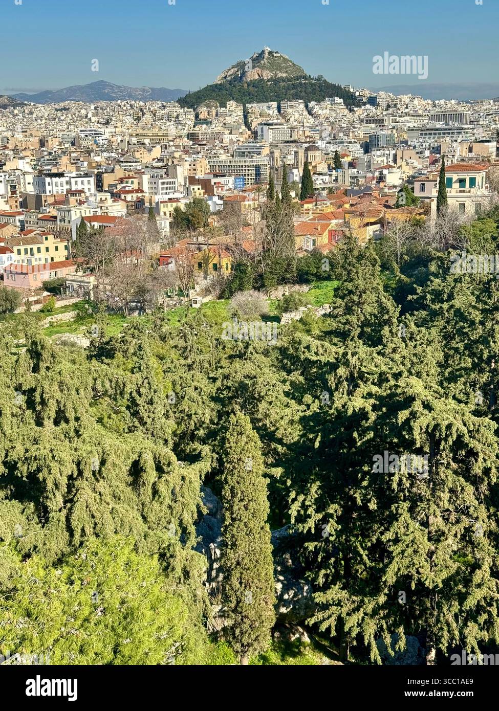 Vue panoramique de la ville d'Athènes avec la montagne Lycabette en arrière-plan, Grèce. - Image de stock capturée avec un smartphone