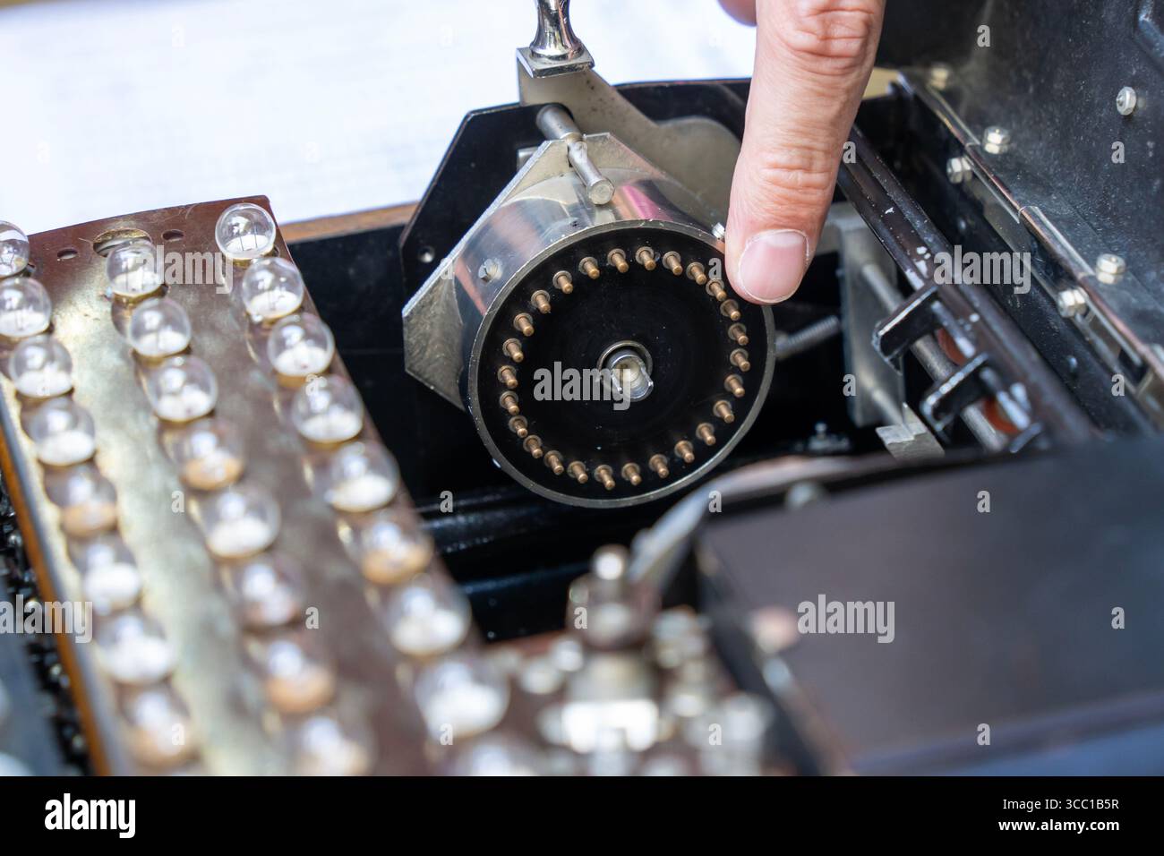 Mise en place de la machine de cryptage allemande Enigma, qui a été développée pour envoyer des messages pendant la seconde Guerre mondiale Banque D'Images