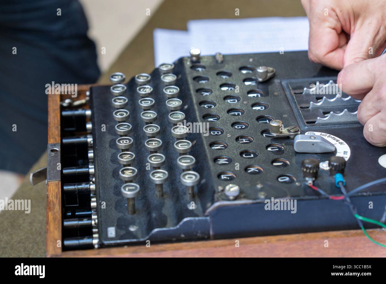 Mise en place de la machine de cryptage allemande Enigma, qui a été développée pour envoyer des messages pendant la seconde Guerre mondiale Banque D'Images