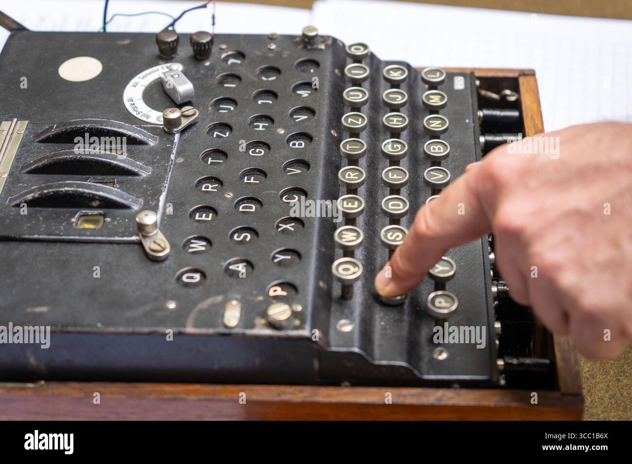 Mise en place de la machine de cryptage allemande Enigma, qui a été développée pour envoyer des messages pendant la seconde Guerre mondiale Banque D'Images