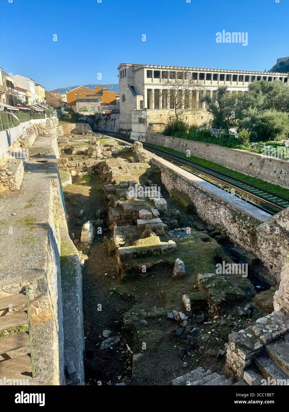 Ruines d'une basilique romaine avec l'ancienne Agora d'Athènes et Stoa d'Attalos en arrière-plan, Grèce. Banque D'Images